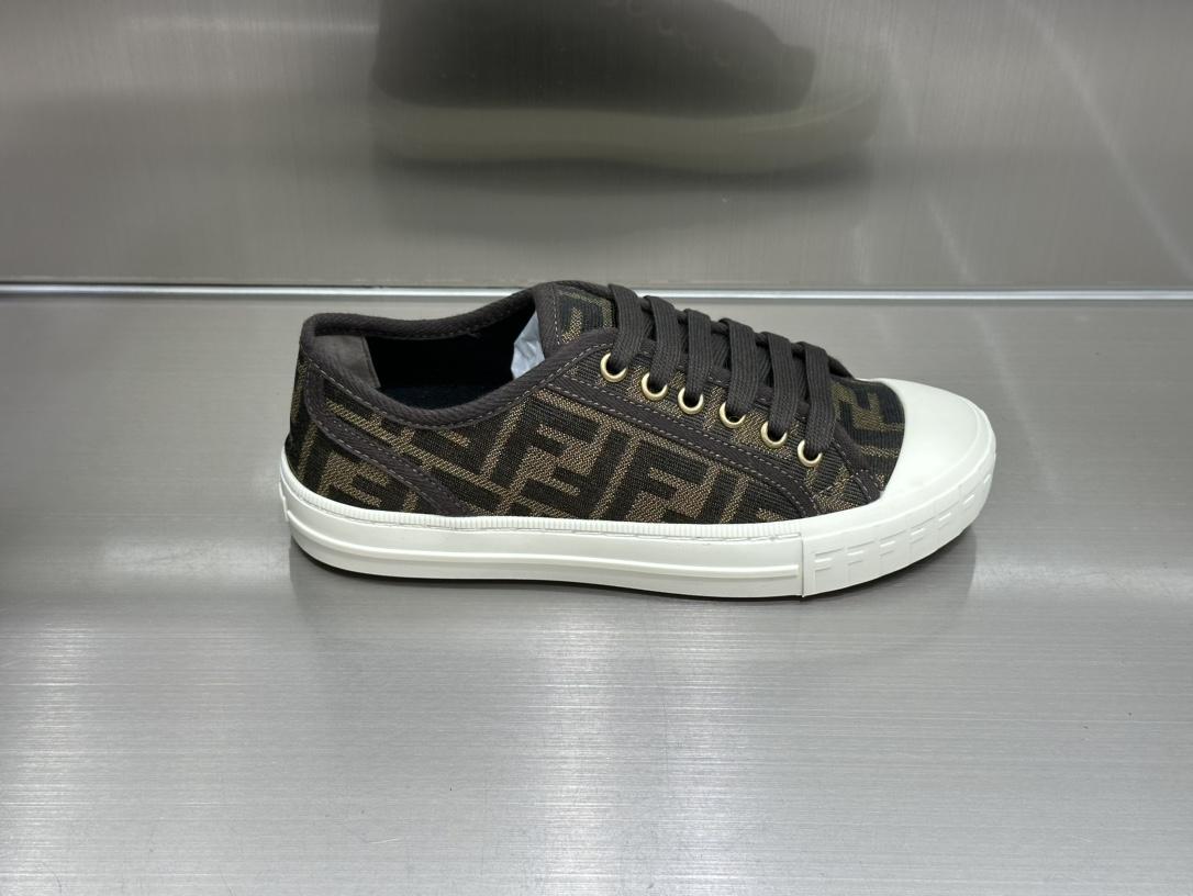 fendi-domino-6593_16844032922-1000