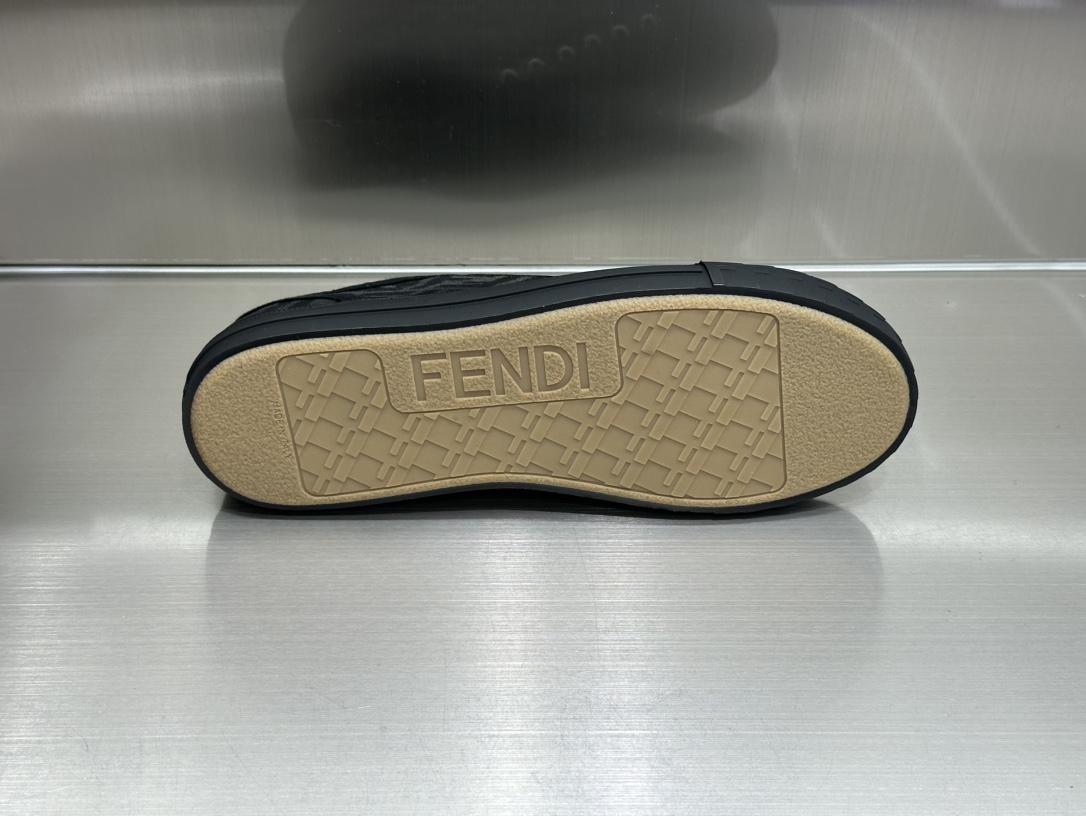 fendi-domino-6594_16844032944-1000