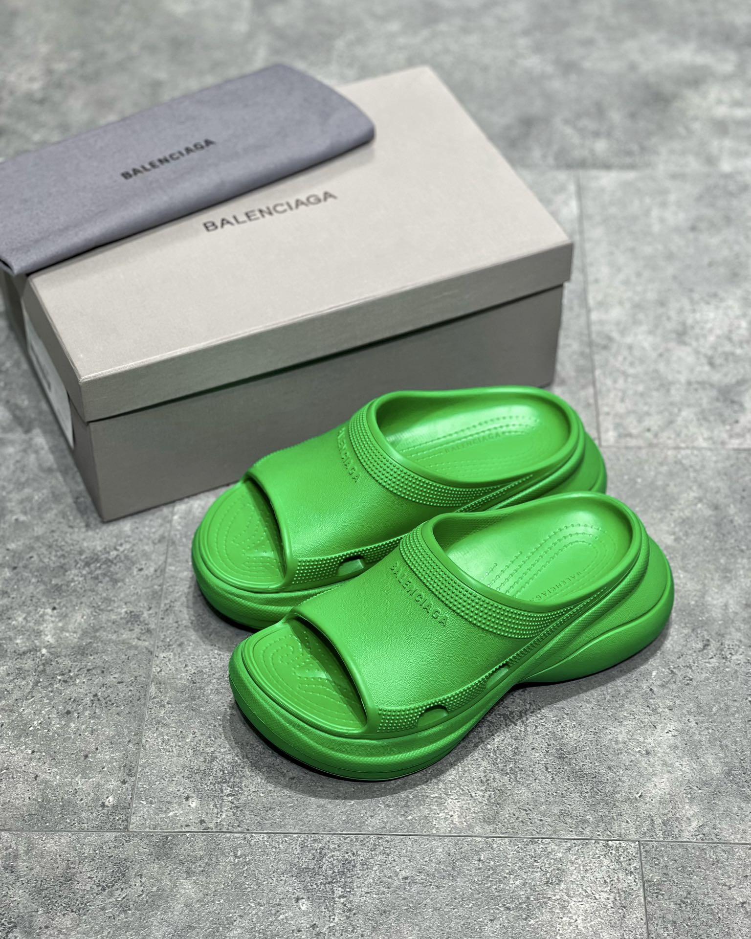 pool-crocs-slide-sandal-6784_16845015412-1000