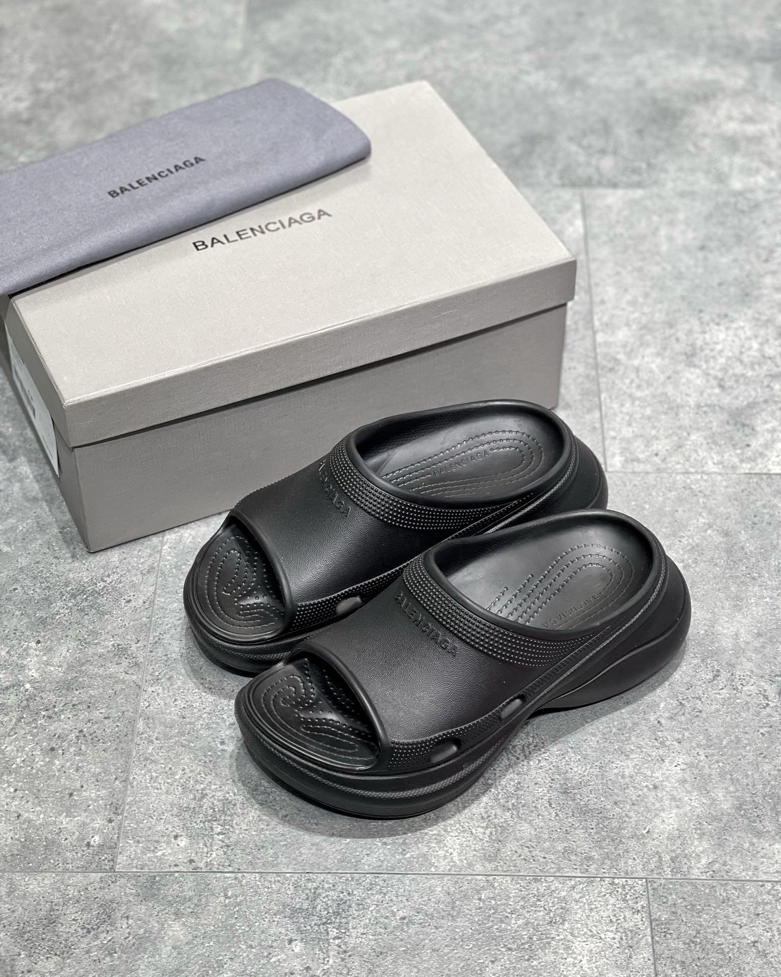 pool-crocs-slide-sandal-6785_16845015442-1000